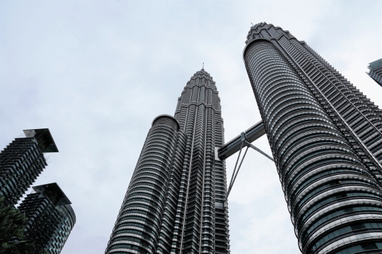 仰拍现代城市高楼大厦建筑