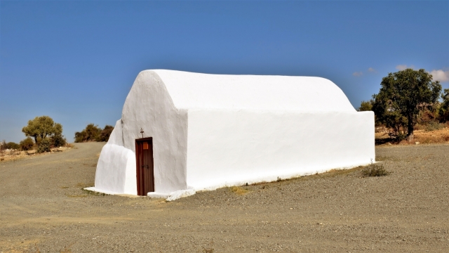 郊外中世纪古老白色教堂建筑侧面