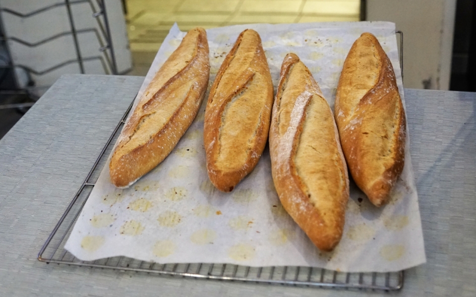 四个新鲜出炉的香蕉状面包美食摄影