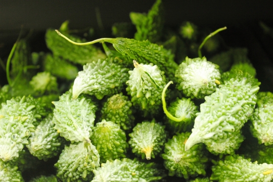 商品货架上绿色苦瓜蔬菜美食