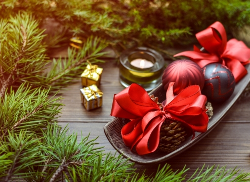 木桌盘子里的精美装饰品和小礼物