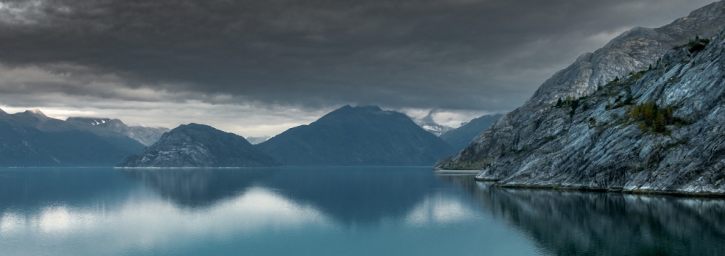 乌云密布湖中小岛清新风光