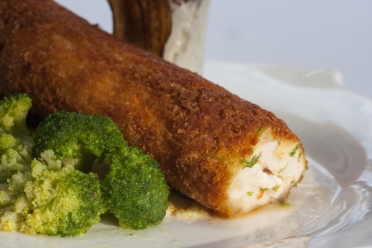 白色盘子西兰花装点肉类美味料理