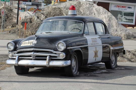 阳光城市街道黑色老旧警车