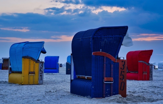 傍晚天空户外雪地上彩色座椅