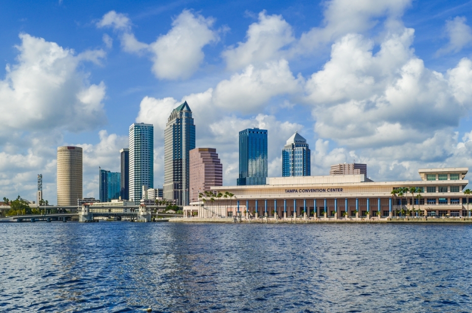 风景摄影_湖边小城精美建筑外观风景