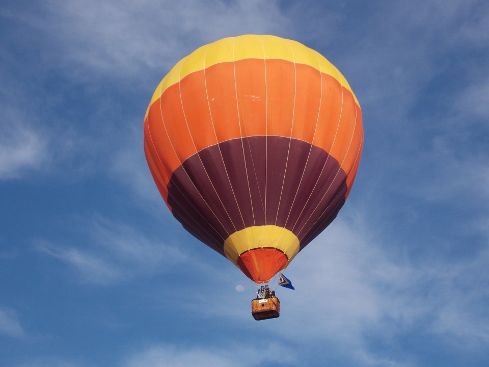 蓝色天空中漂浮的热气球