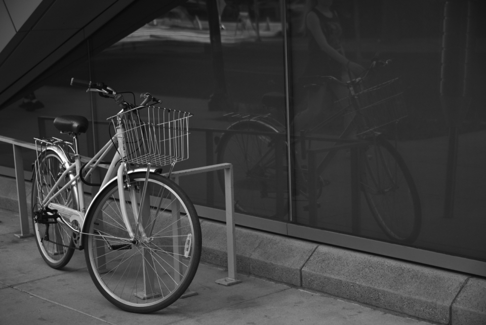 停在路边玻璃窗前的自行车黑白风格摄影