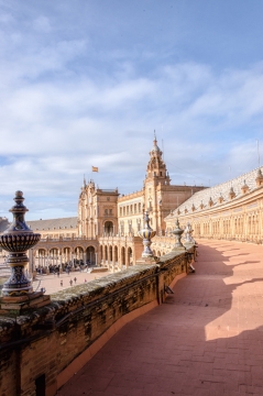 阳光古老城市街道白色墙壁建筑