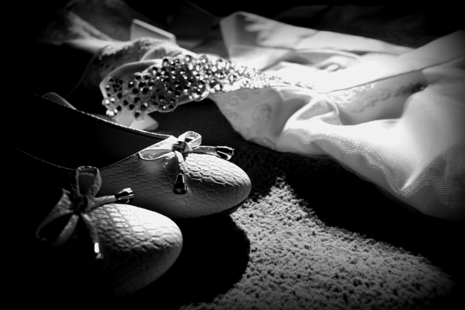 黑白室内桌面时尚魅力鞋子连衣裙