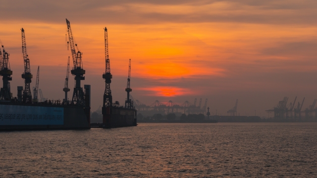 天边落日余晖晚霞海面船只起吊船