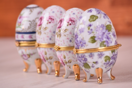 室内木制桌面精美彩色蛋形装饰