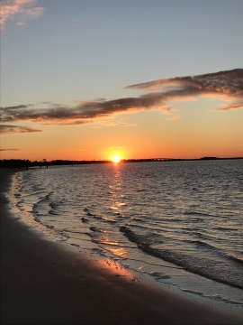 海边沙滩金黄色夕阳斜照自然美景