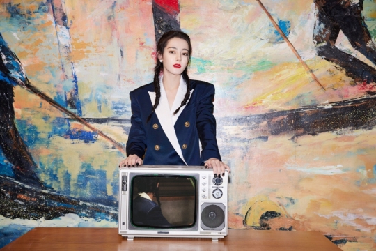 学院风美女明星迪丽热巴妩媚优雅写真