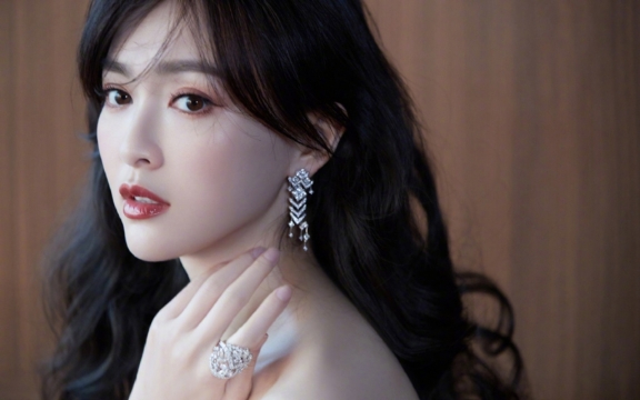 性感美女明星唐嫣妩媚优雅个性写真