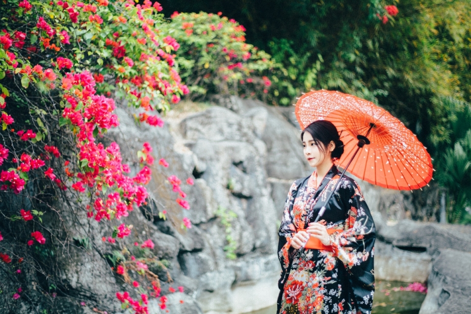 美女摄影_撑伞优雅古典和服美女写真