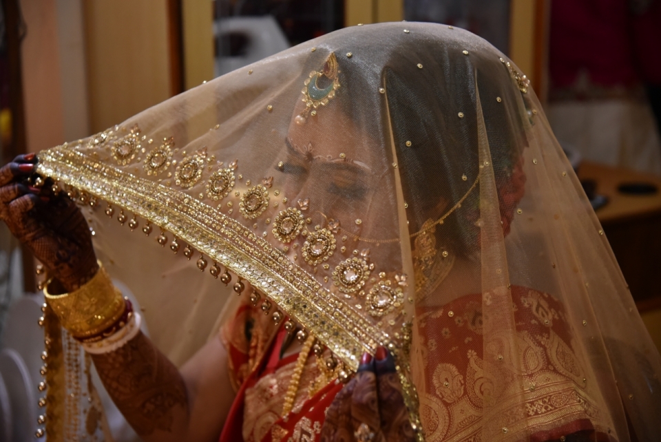 印度戴头纱传统精致婚礼服饰新娘