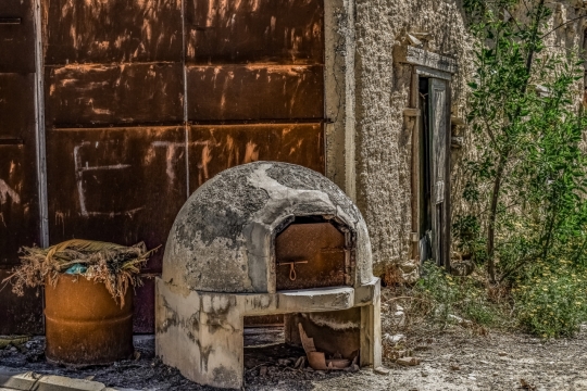 阳光户外古老破旧石质建筑