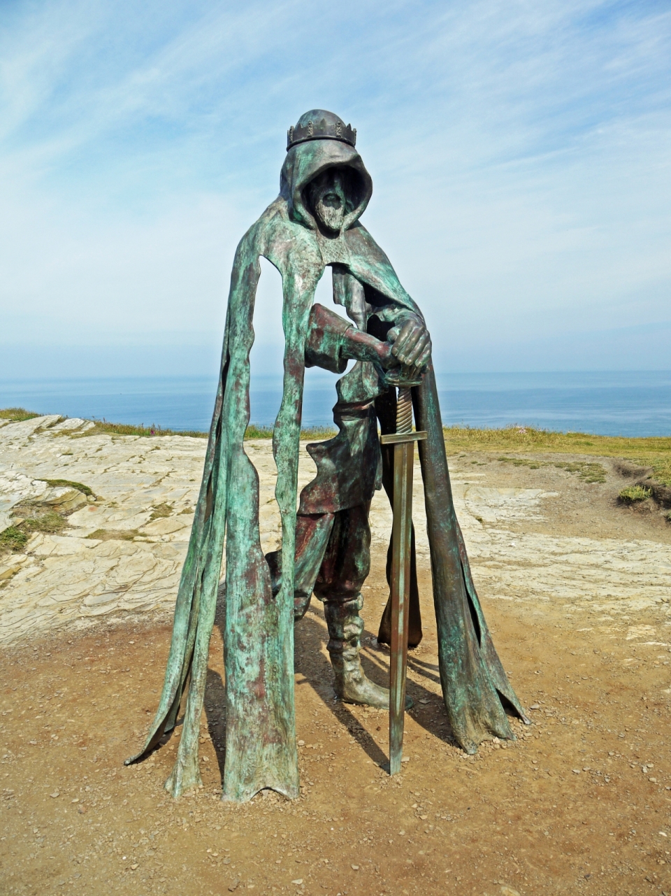 站在海边的铜制人物雕像生满铜锈