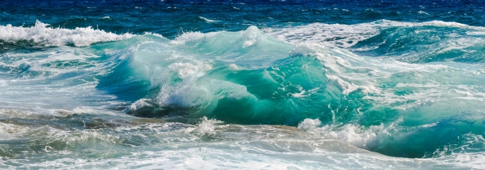 蔚蓝大海上翻涌的波浪