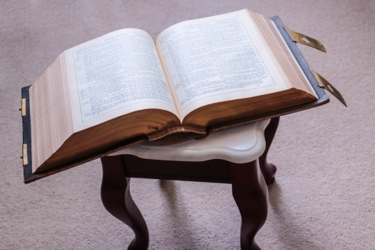 家中地毯桌椅摆放厚重书本黑色文字