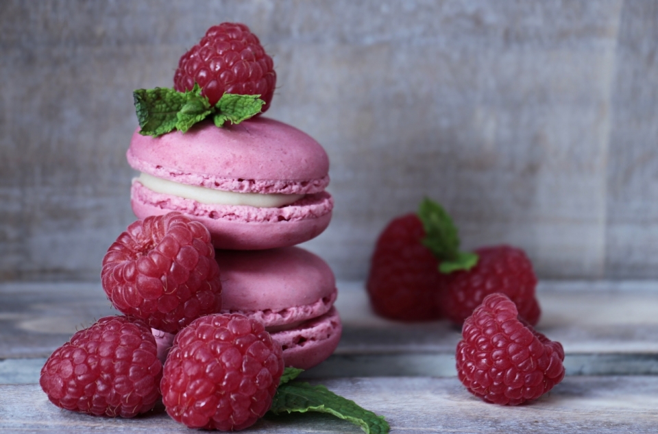 树莓味马卡龙甜品美食摄影