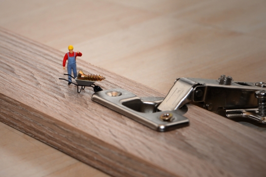 木质家具运送螺丝钉迷你工人模型