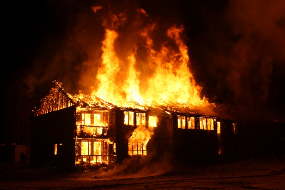 黑夜之中在熊熊大火中燃烧的房屋建筑摄影