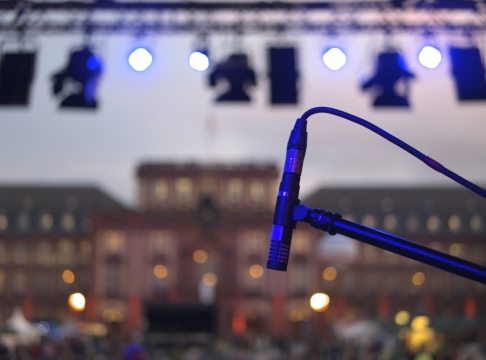 舞台上带线话筒特写