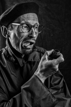 黑白拿烟斗戴帽子眼镜老年男性肖像