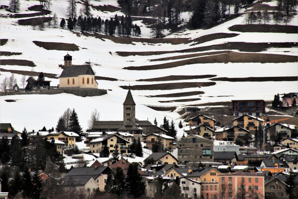 寒冬腊月深山小镇白色积雪覆盖景观