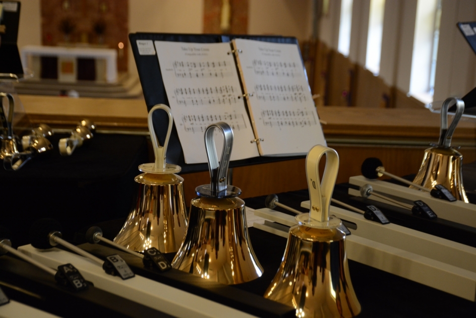 教堂中放着乐谱和许多铃铛的桌子