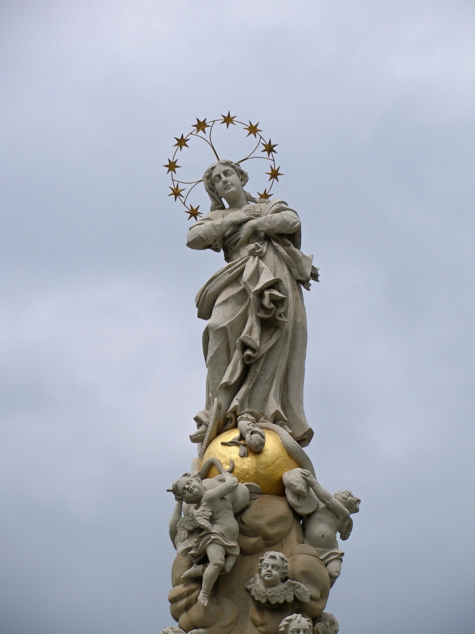 金色球上背后带有五角星光环的女人雕像