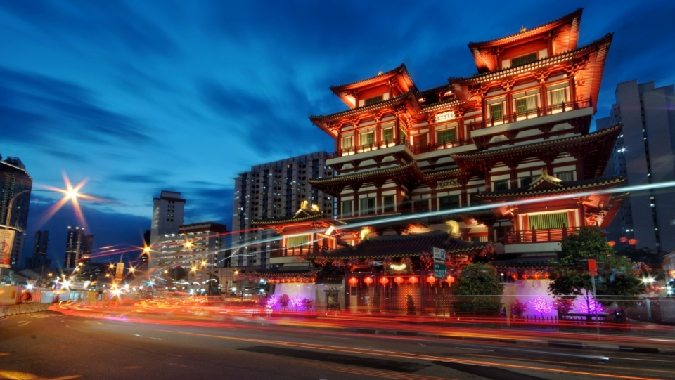 现代城市街道夜晚灯光建筑车流夜景