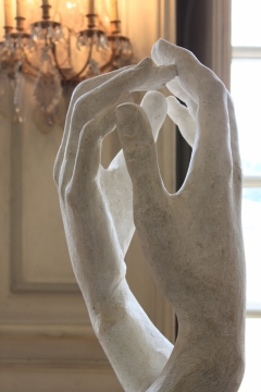 早晨室内白色艺术石质手部雕塑