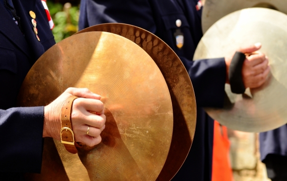 阳光城市街道演奏金属大钹乐器