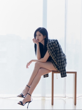 性感美女赵露思妩媚撩人长腿写真