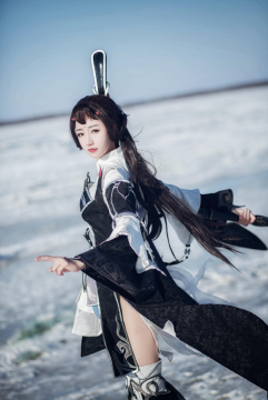 古装小萝莉雪中清新特写