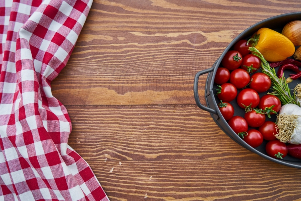 餐桌上平底锅里的番茄辣椒等食材摄影