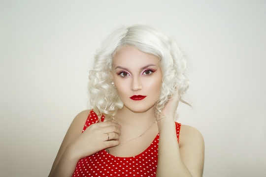 白色背景银色短发红色波点连衣裙女性