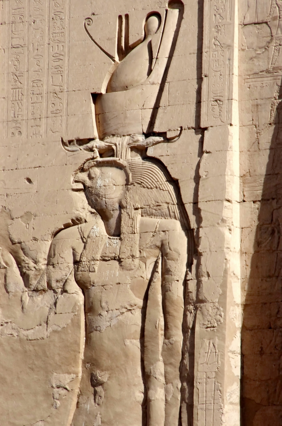 阳光古老埃及寺庙建筑墙壁雕刻