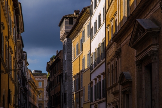 乌云笼罩街道楼房明暗光影特写