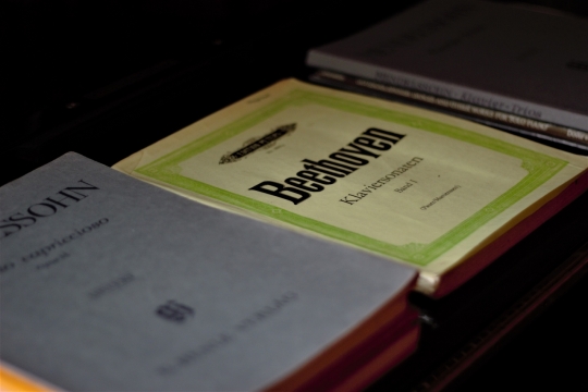 昏暗室内桌面彩色封面乐谱