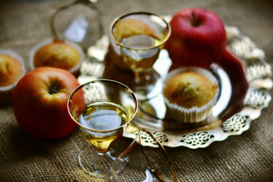金色盘子里摆放的苹果酒和点心美食摄影
