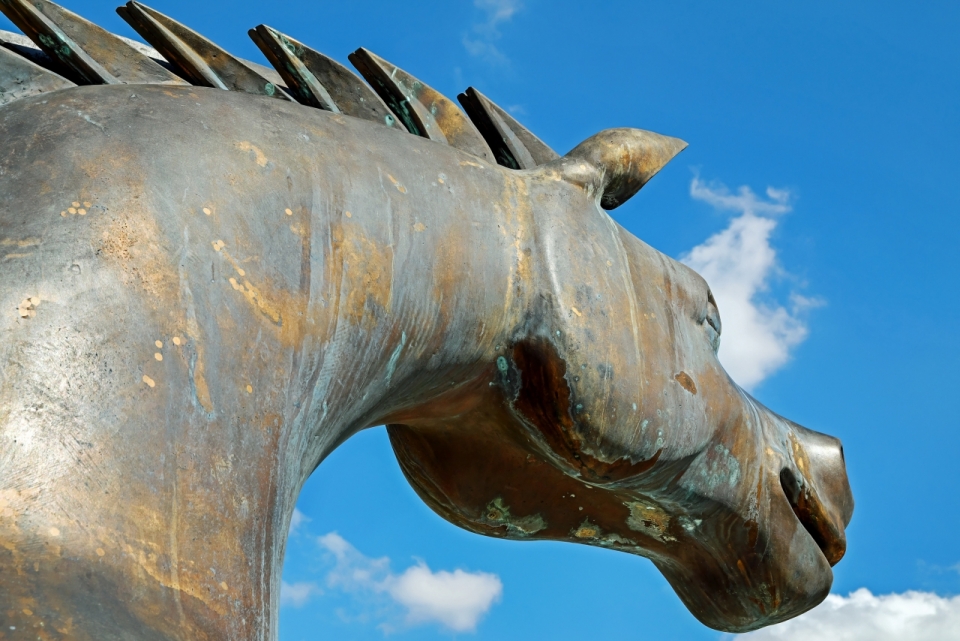 蓝天下的青铜马头雕像特写