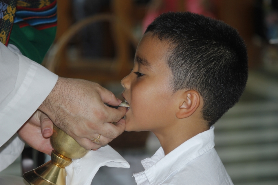寺庙中受戒祈祷喝圣水的小男孩