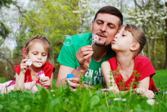 父女间午后草地玩乐温馨特写