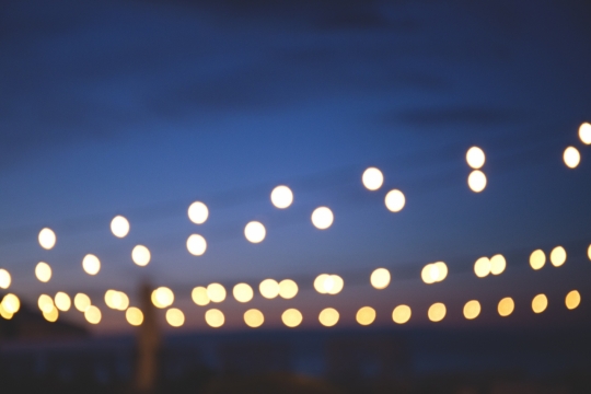 昏暗夜晚城市室外发光灯泡