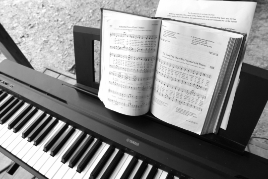 电子琴乐器和翻开的乐谱黑白风格摄影
