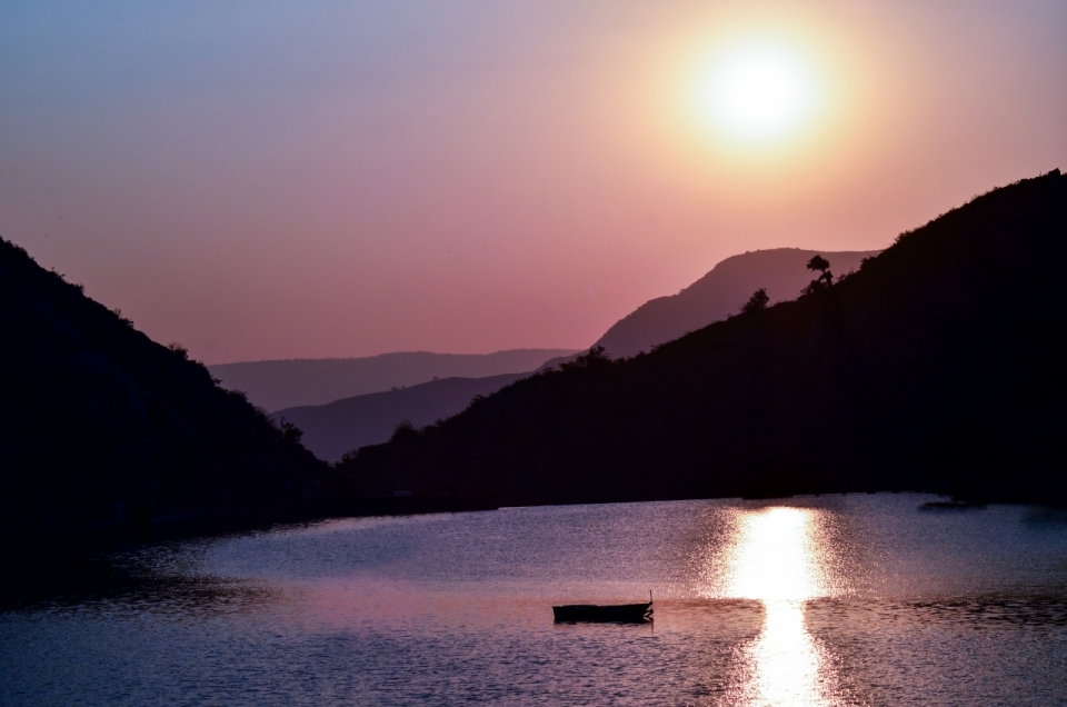 山中湖泊夕阳光晕风景美拍